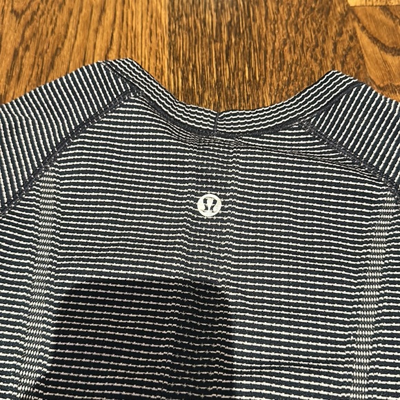 lululemon swiftly tech short sleeve crew navy and white - Picture 2 of 2